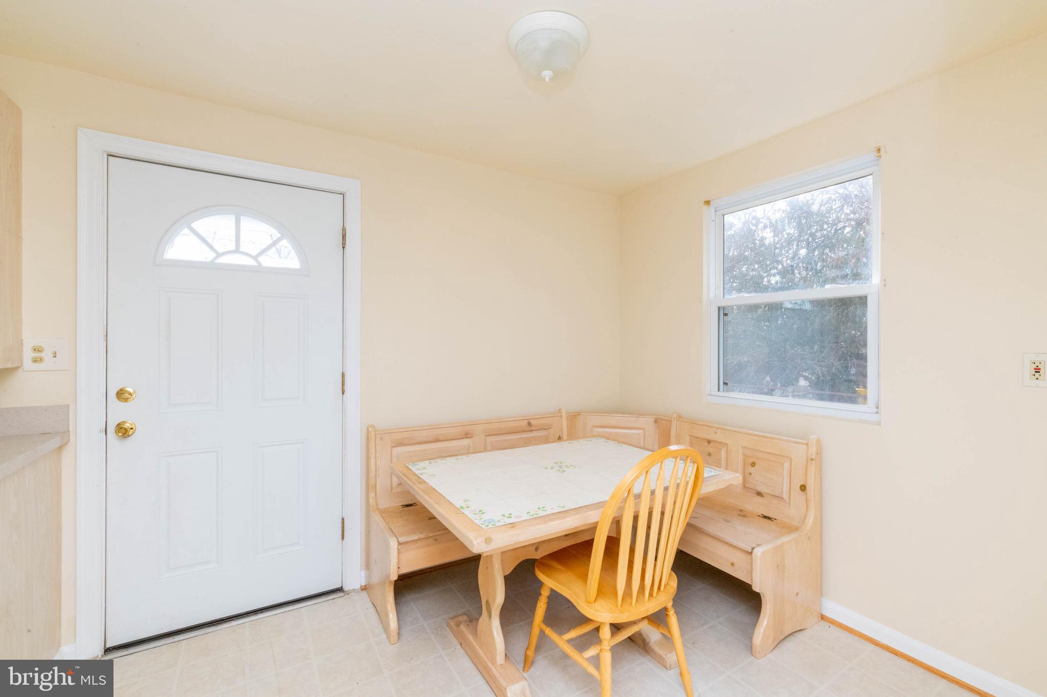 7822 Renshaw Road Pasadena, MD 21122 - Photo 6 of 33 Eat-in area - table conveys