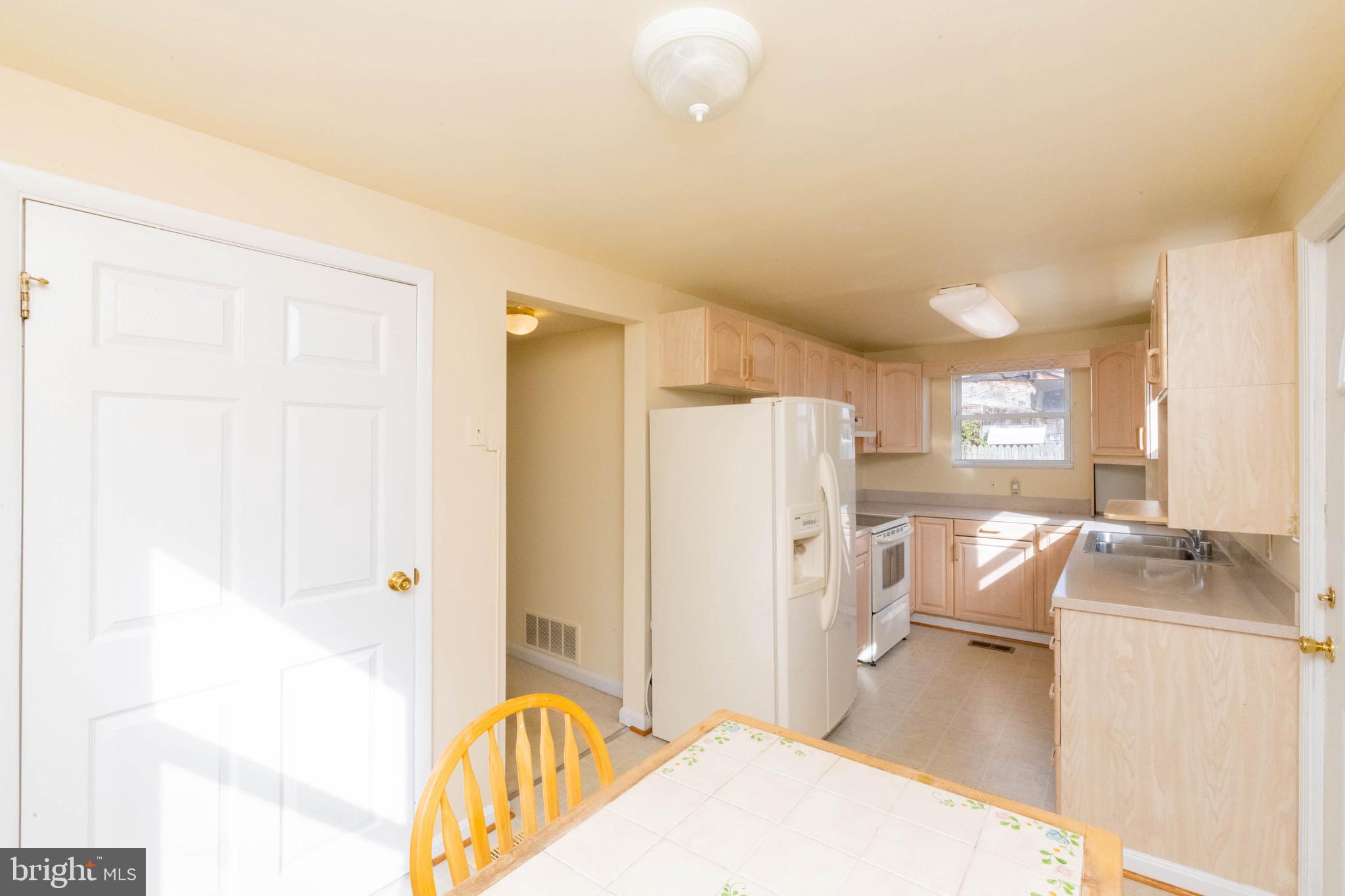 7822 Renshaw Road Pasadena, MD 21122 - Photo 8 of 33 Envision a renovation here!
