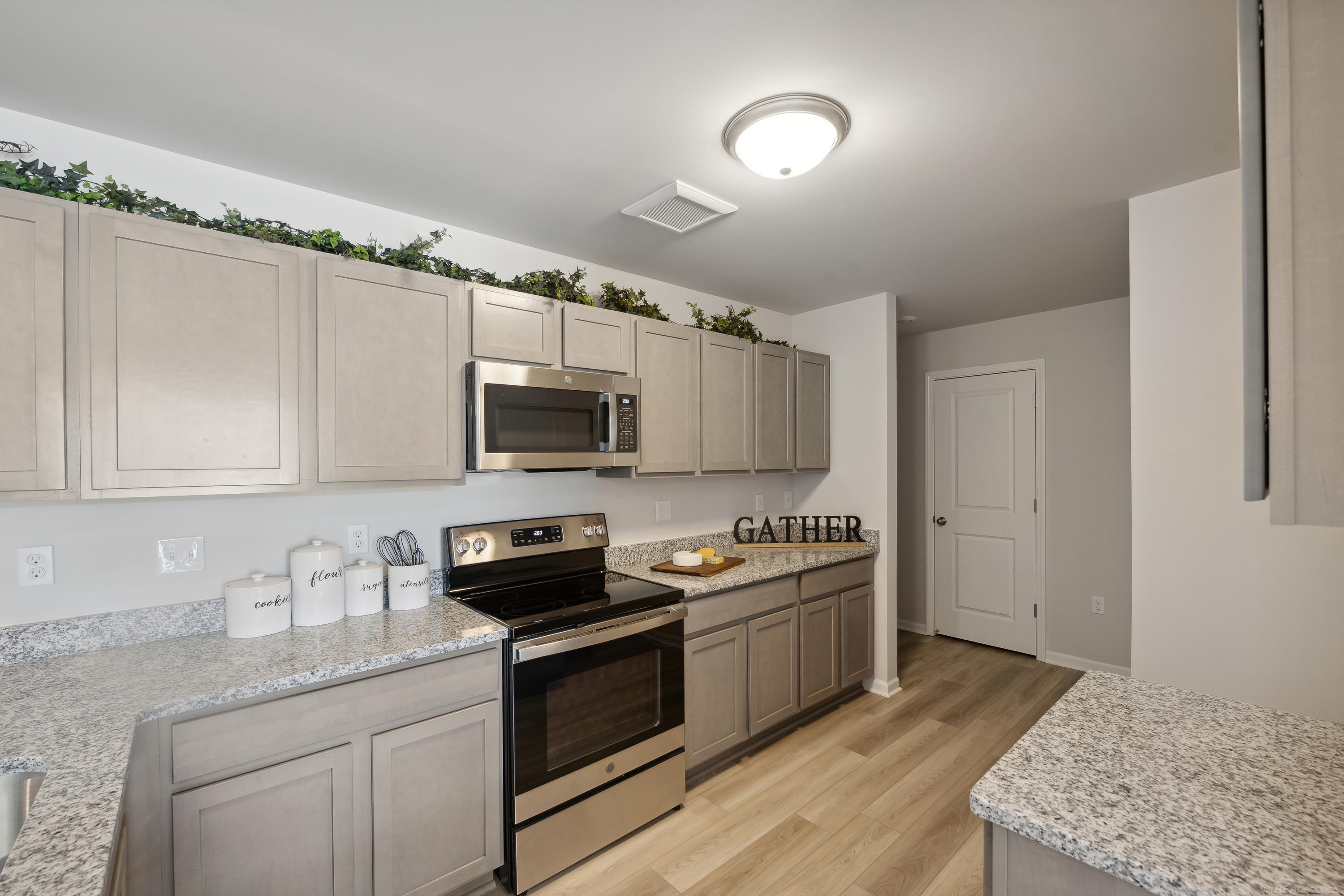 9921 Ridge Run Street Howell, MI 48855 - Photo 8 of 33 Kitchen