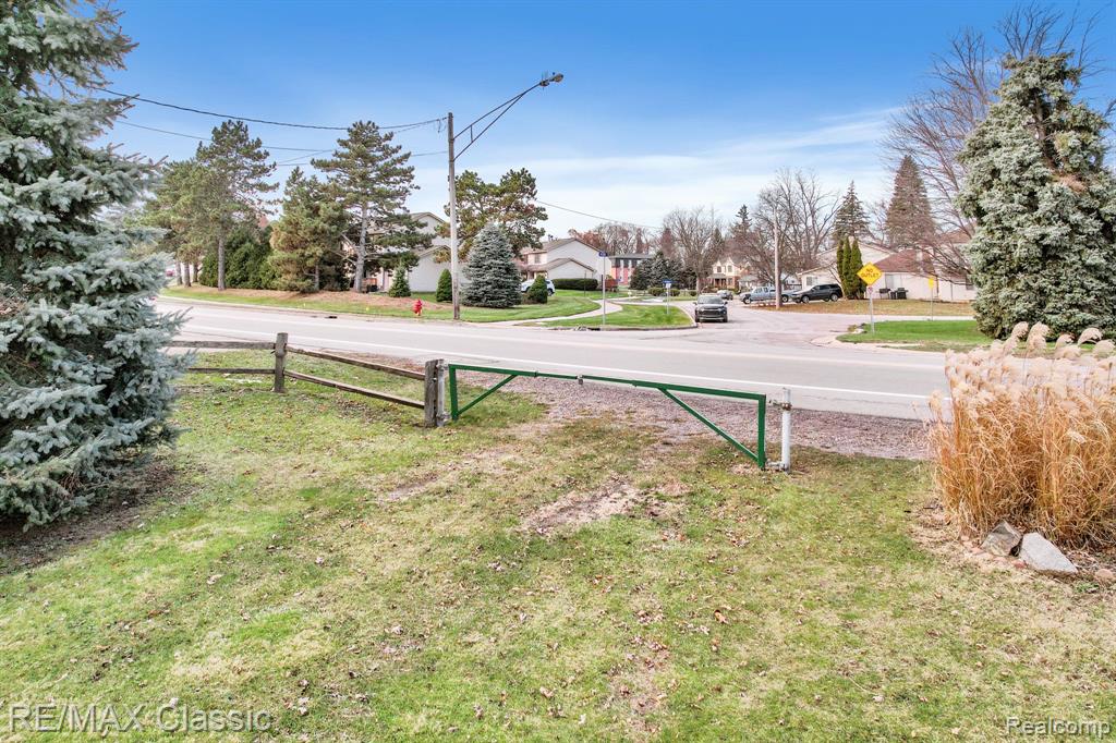112 Ladd Road Walled Lake, MI 48390 - Photo 22 of 27