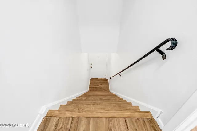 a view of a house with backyard and garden