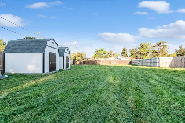 a view of a backyard