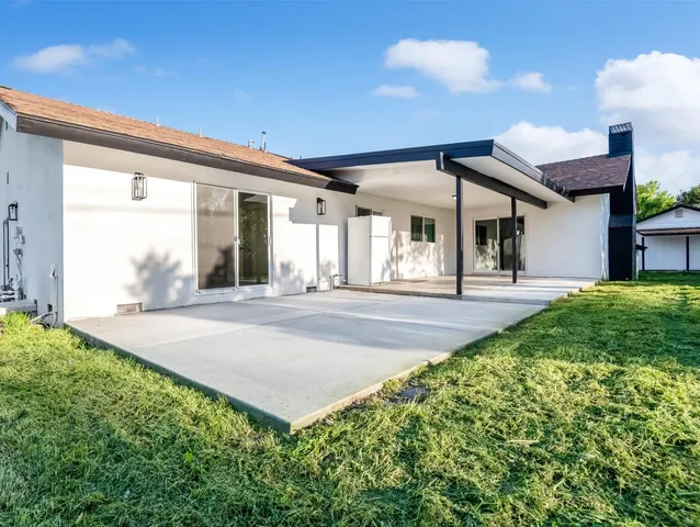 a view of a house with backyard and porch