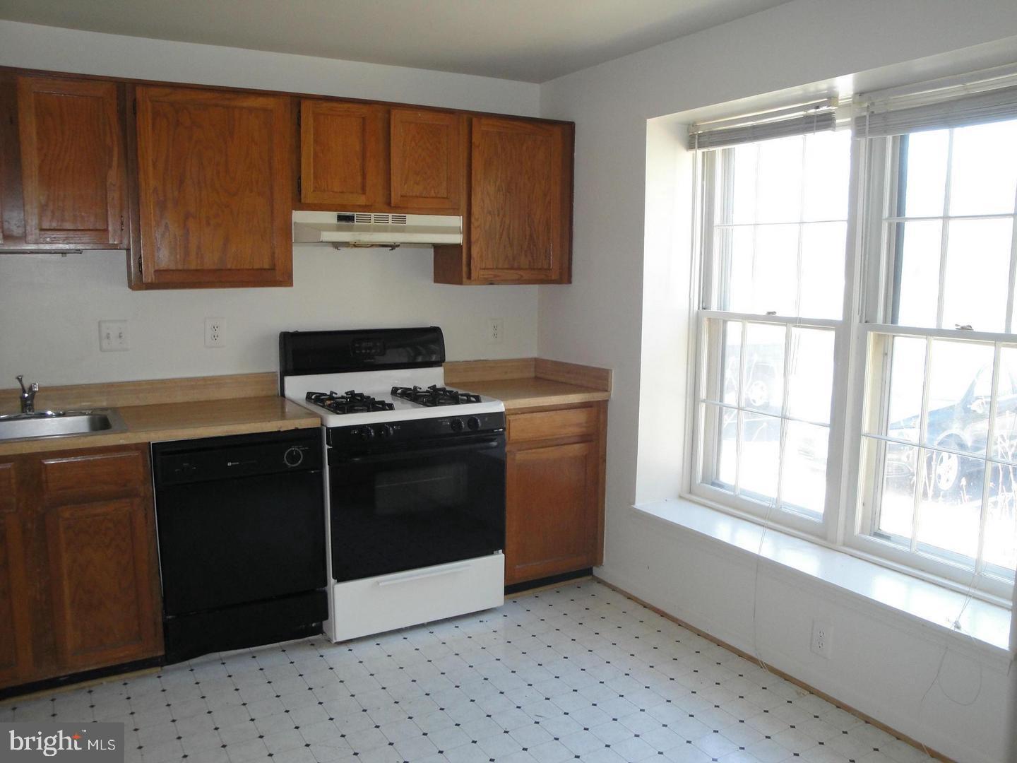 8029 Edinburgh Drive Springfield, VA 22153 - Photo 2 of 24