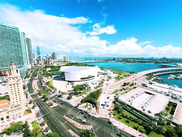 a picture of city view with lake view