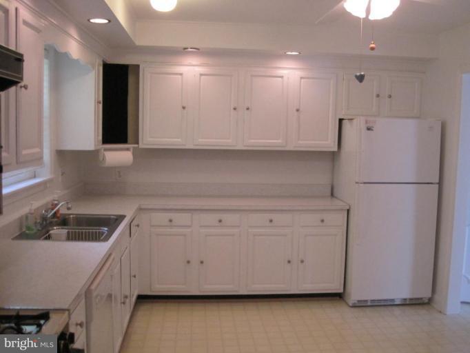 3321 Llewellyn Field Road Olney, MD 20832 - Photo 3 of 30 Kitchen