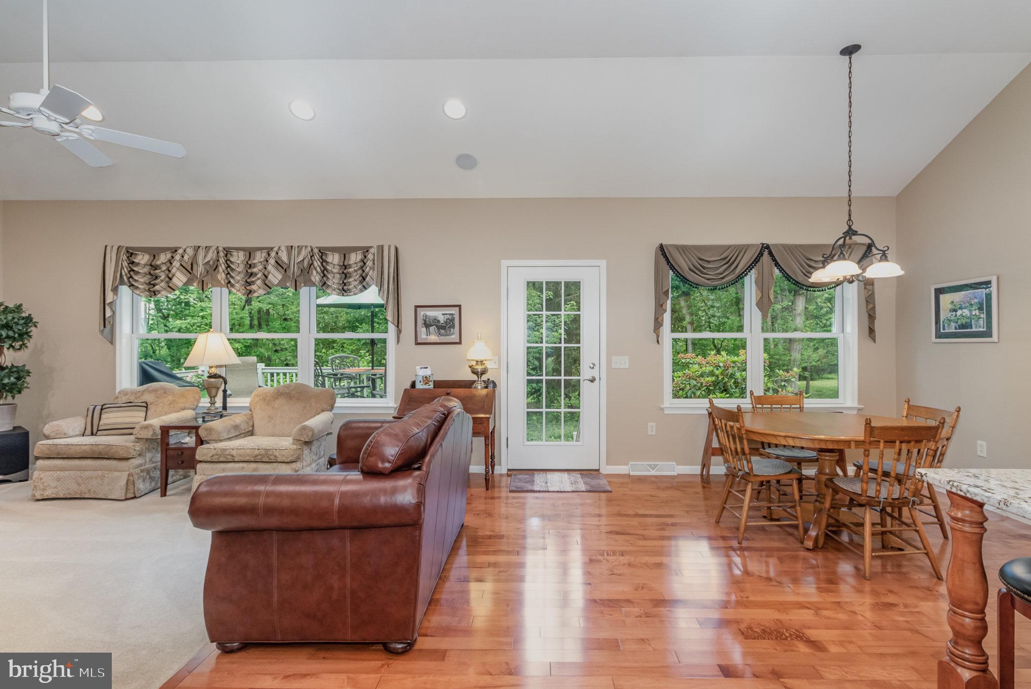 7136 Union Deposit Road Hummelstown, PA 17036 - Photo 9 of 37 Living room