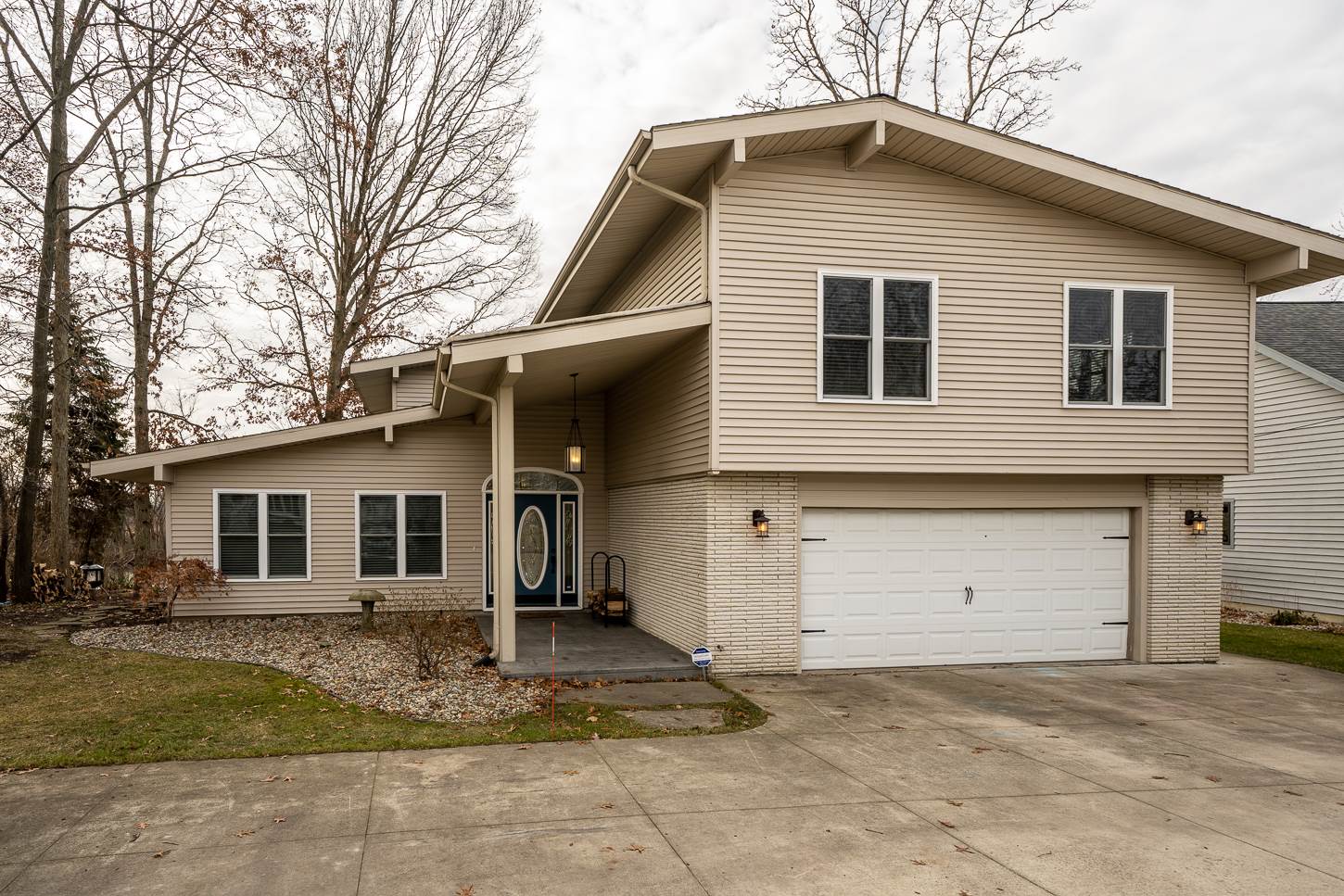 7991 East Cherokee Road Syracuse, IN 46567 - Photo 1 of 36 Gallery Image 1