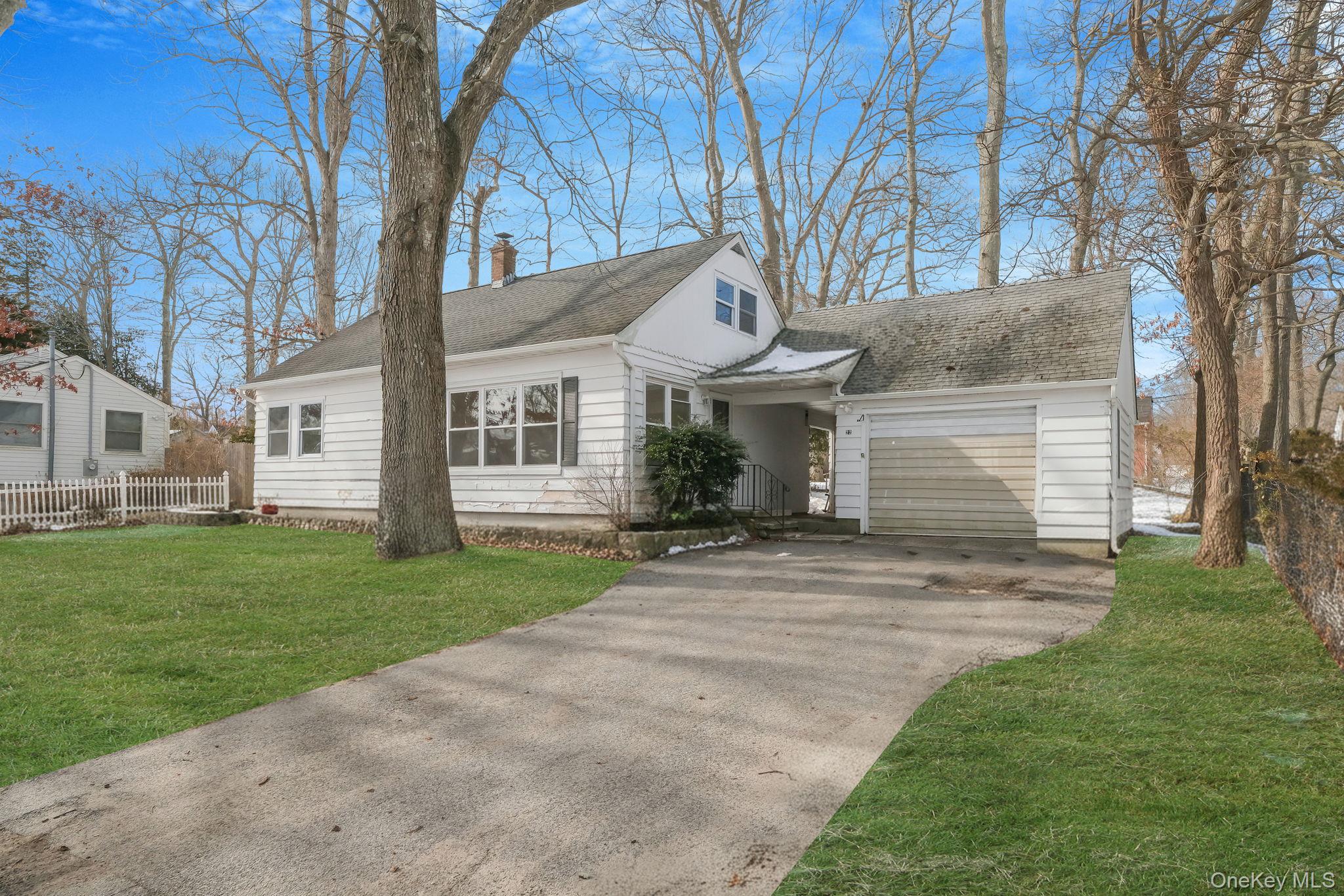 22 Overbrook Street Riverhead, NY 11901 - Photo 3 of 35