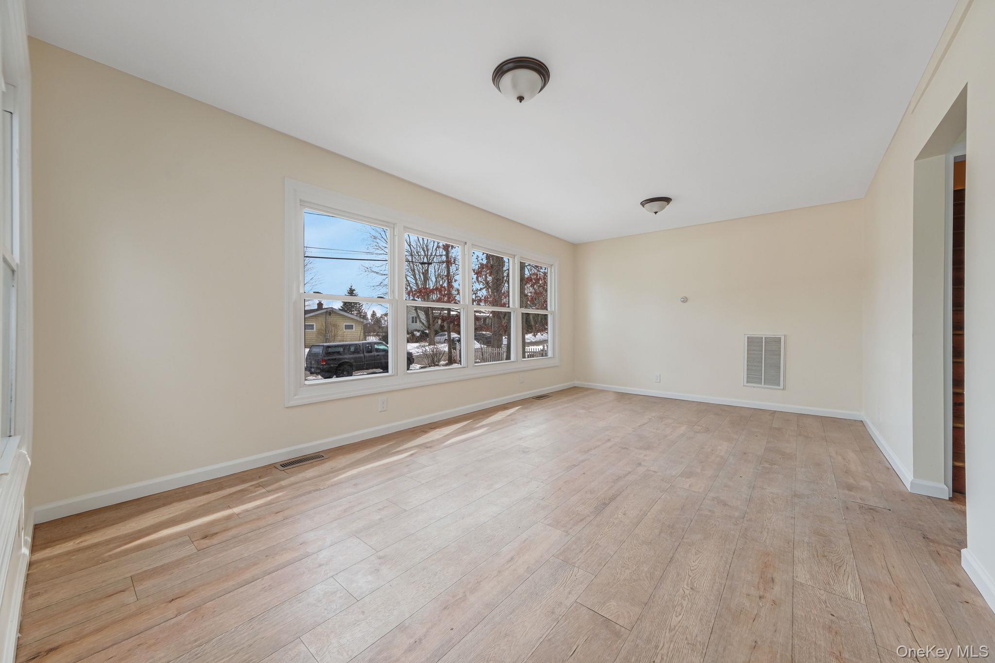 22 Overbrook Street Riverhead, NY 11901 - Photo 4 of 35