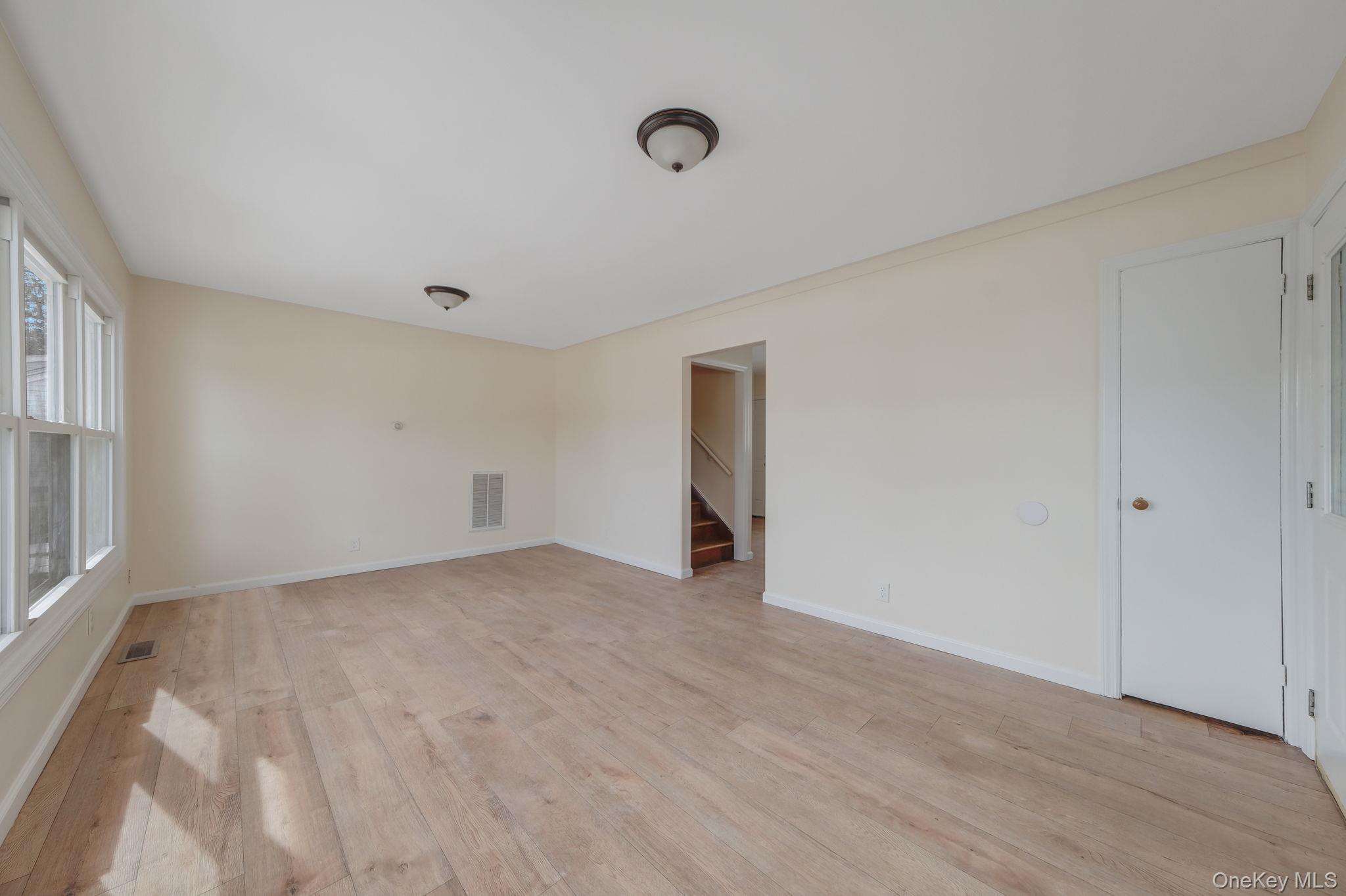 22 Overbrook Street Riverhead, NY 11901 - Photo 5 of 35