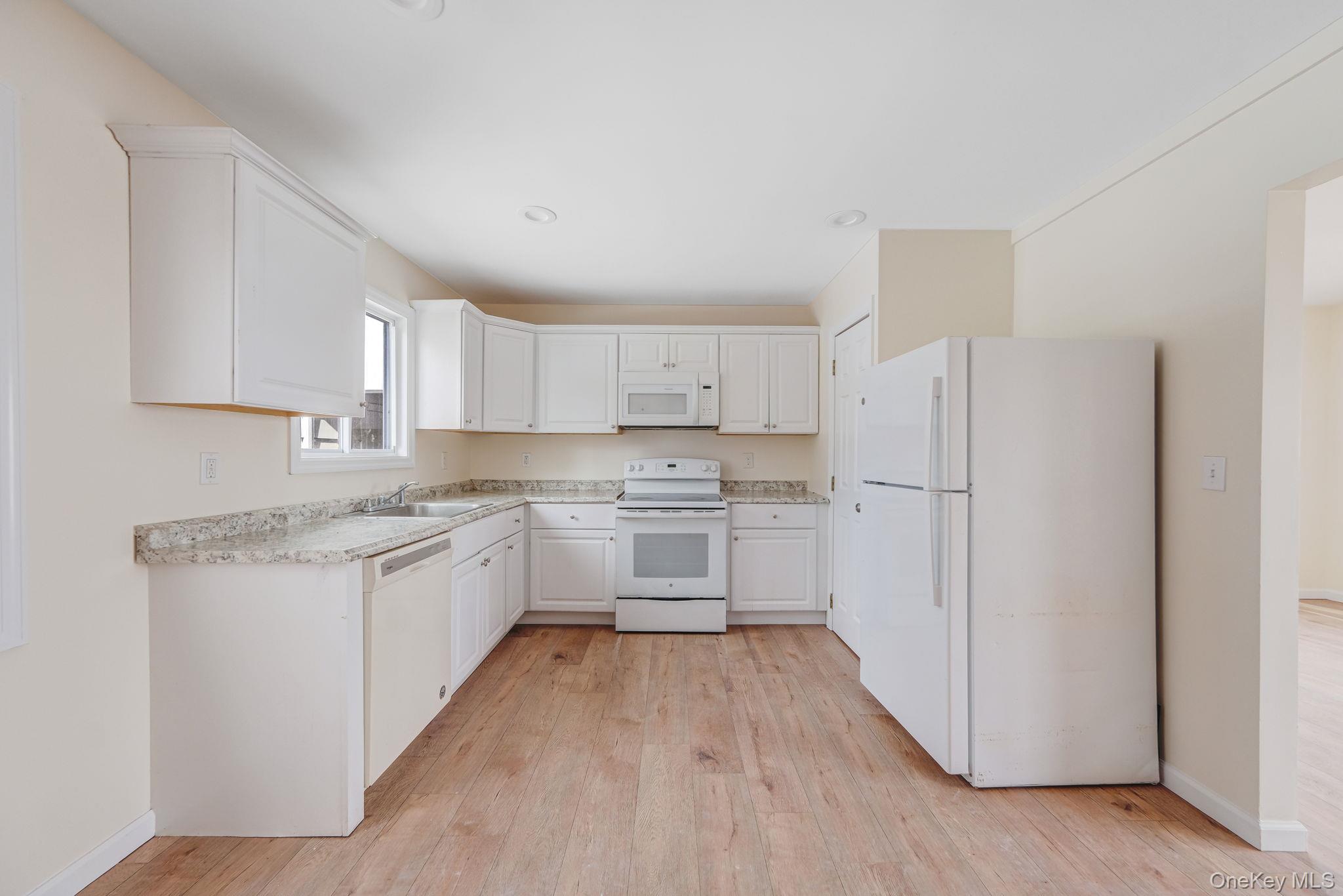 22 Overbrook Street Riverhead, NY 11901 - Photo 9 of 35