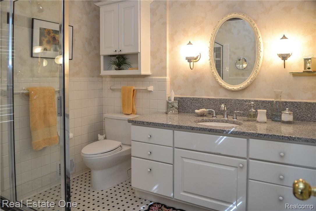 988 Top View Road Bloomfield Hills, MI 48304 - Photo 13 of 22 master bath.jpg
