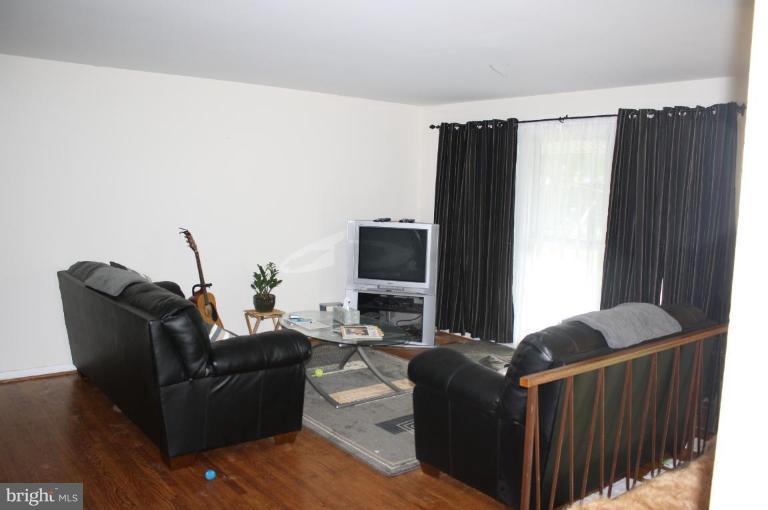 7803 Alberta Court Springfield, VA 22152 - Photo 4 of 6 Living Room