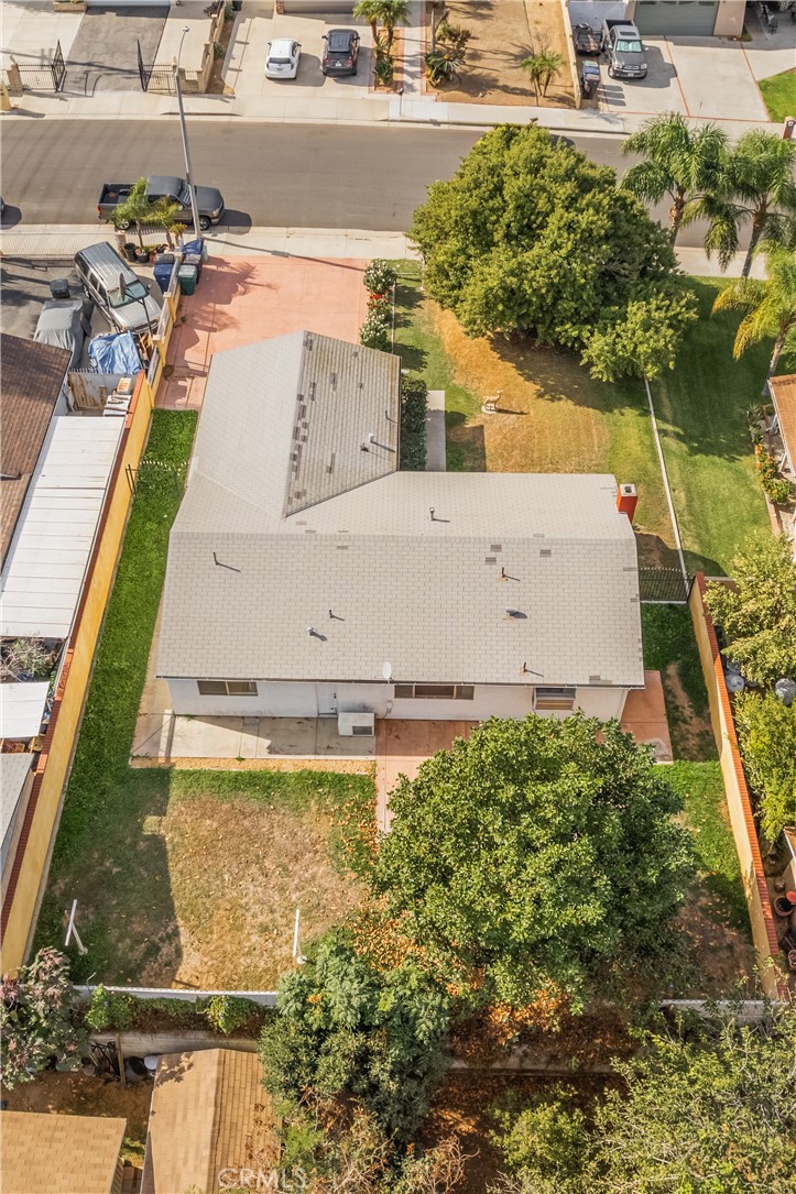 6084 Vanessa Street Riverside, CA 92504 - Photo 4 of 35 a view of a swimming pool with a yard
