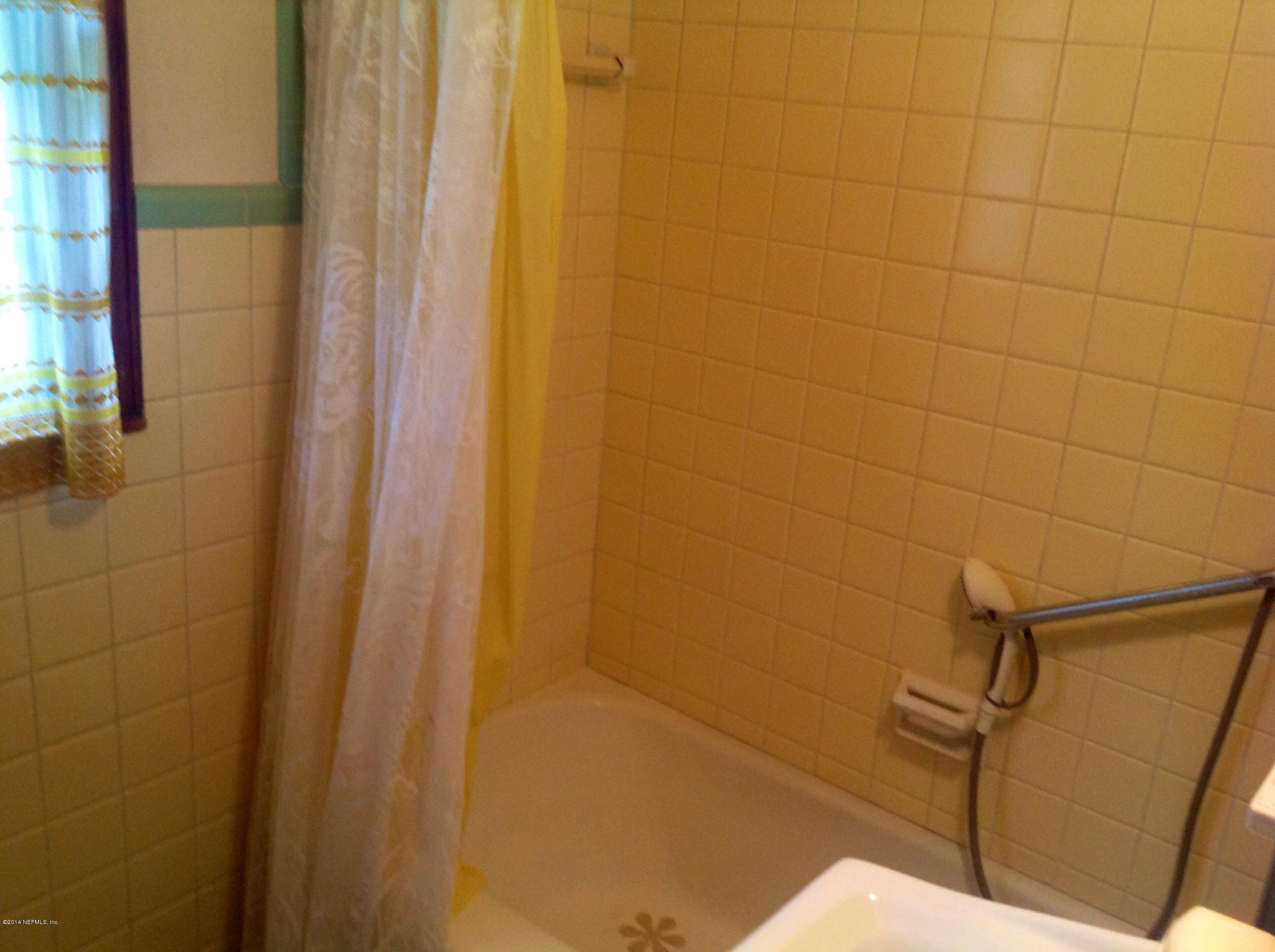 715 Valley Forge Road Jacksonville, FL 32208 - Photo 23 of 32 bathroom tub and shower