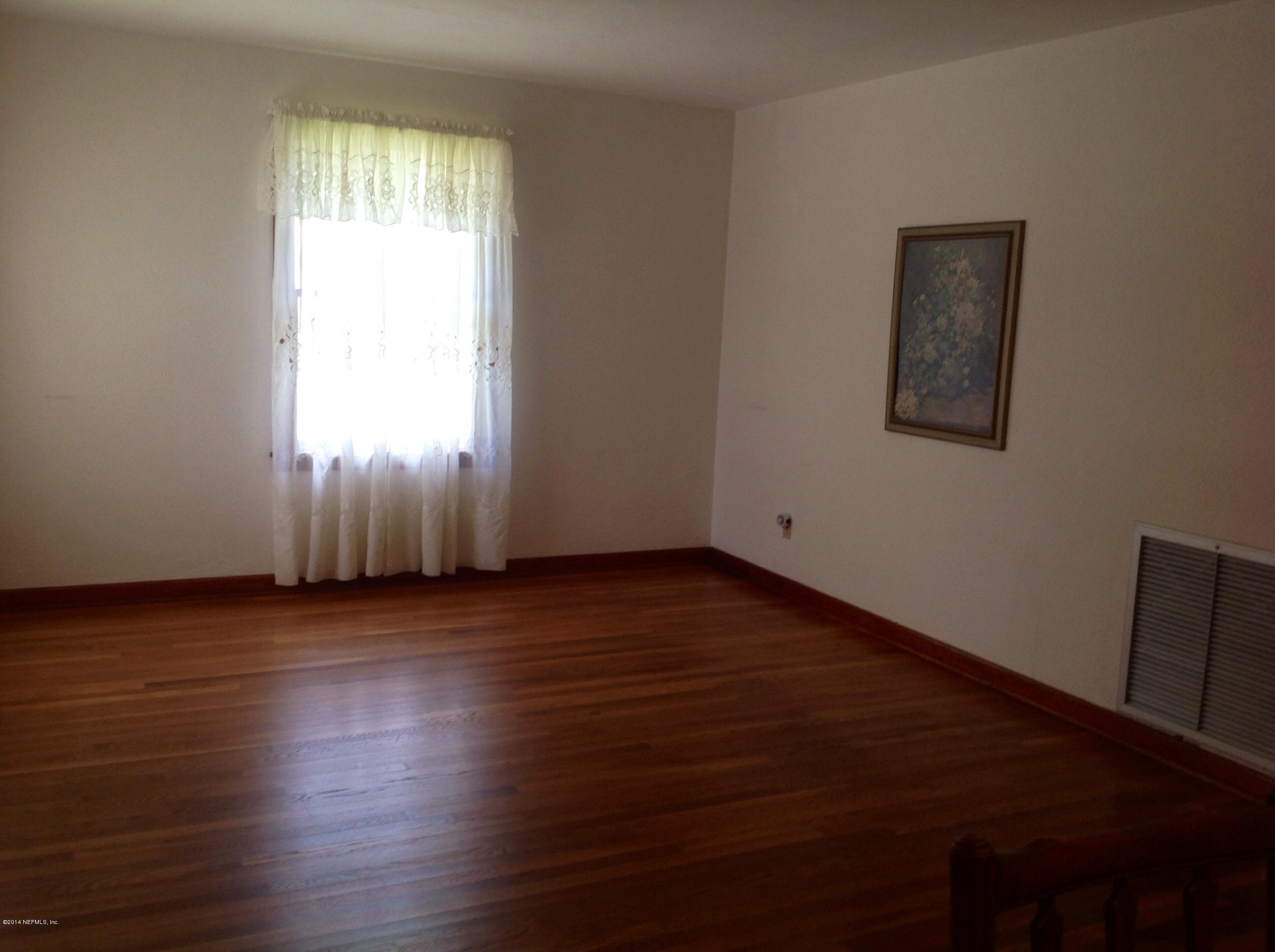 715 Valley Forge Road Jacksonville, FL 32208 - Photo 5 of 32 Living room