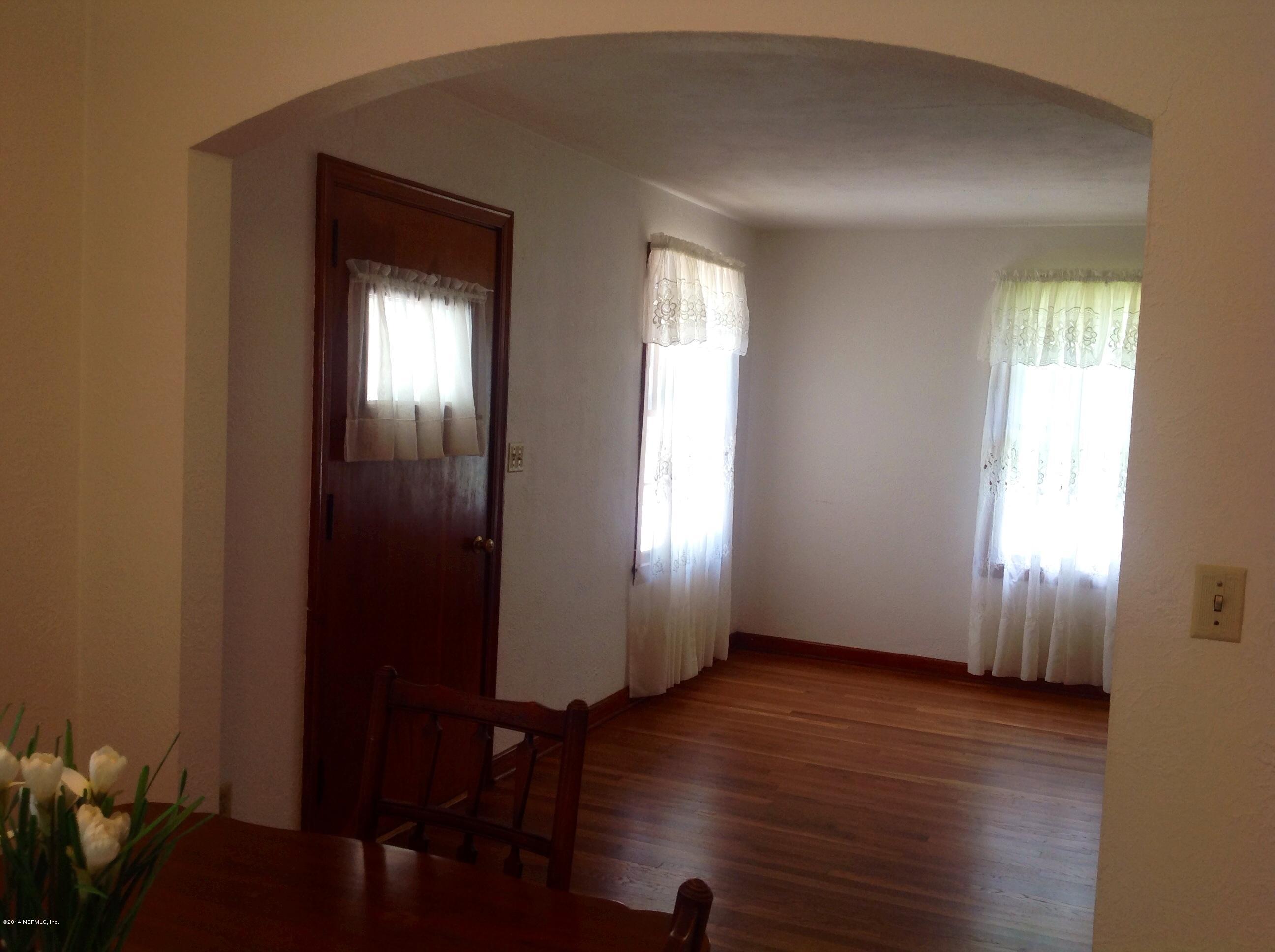 715 Valley Forge Road Jacksonville, FL 32208 - Photo 6 of 32 Living room view 2
