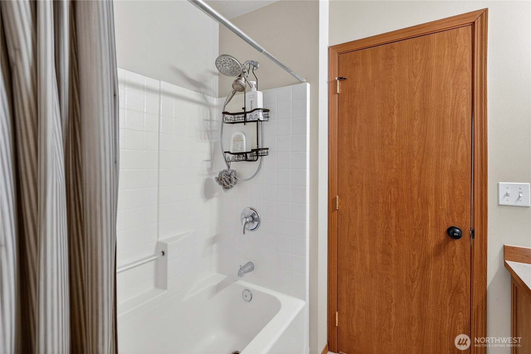 1506 Historic Lane Wenatchee, WA 98801 - Photo 17 of 28 a bathroom with a bathtub and shower