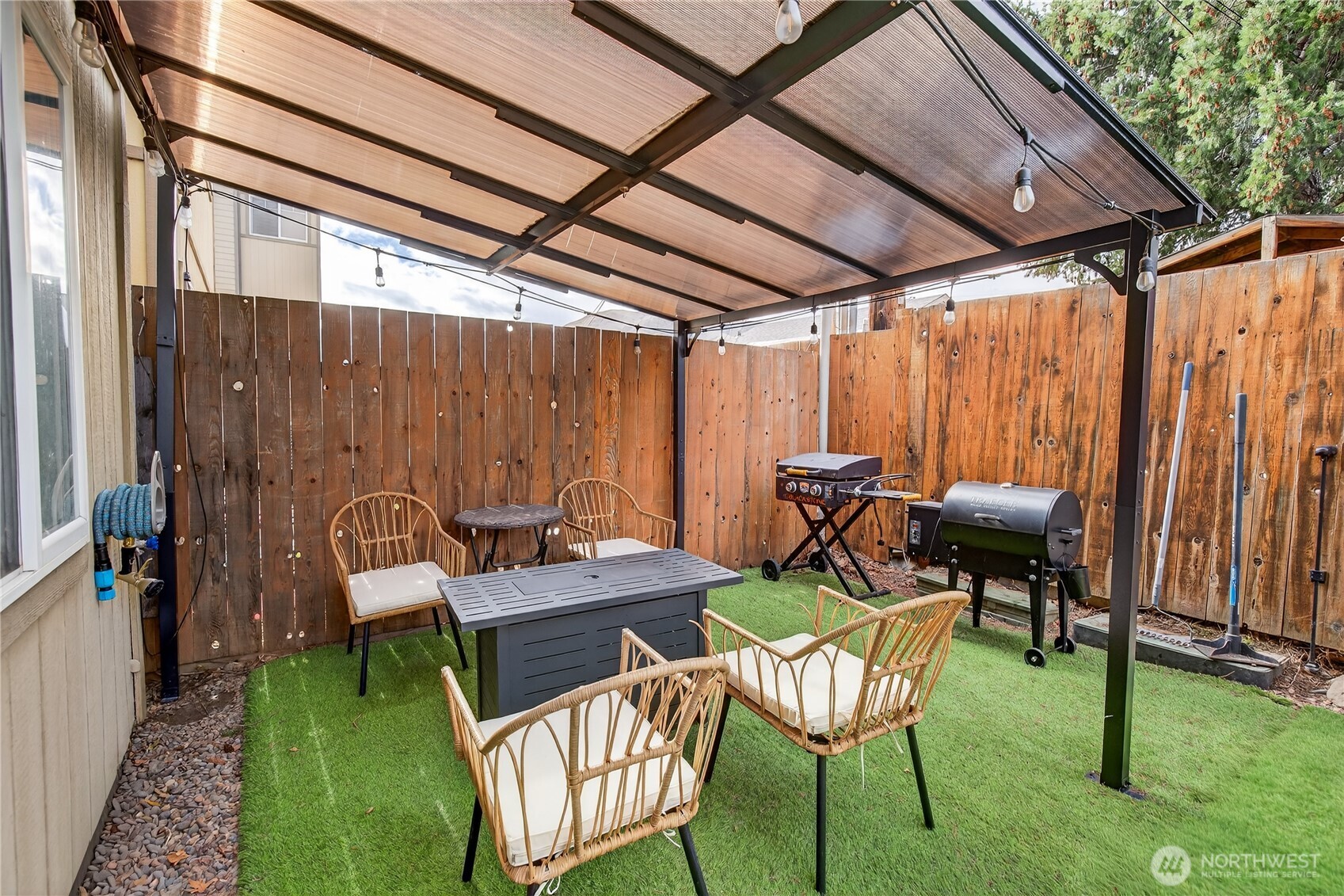1506 Historic Lane Wenatchee, WA 98801 - Photo 26 of 28 a patio with table and chairs