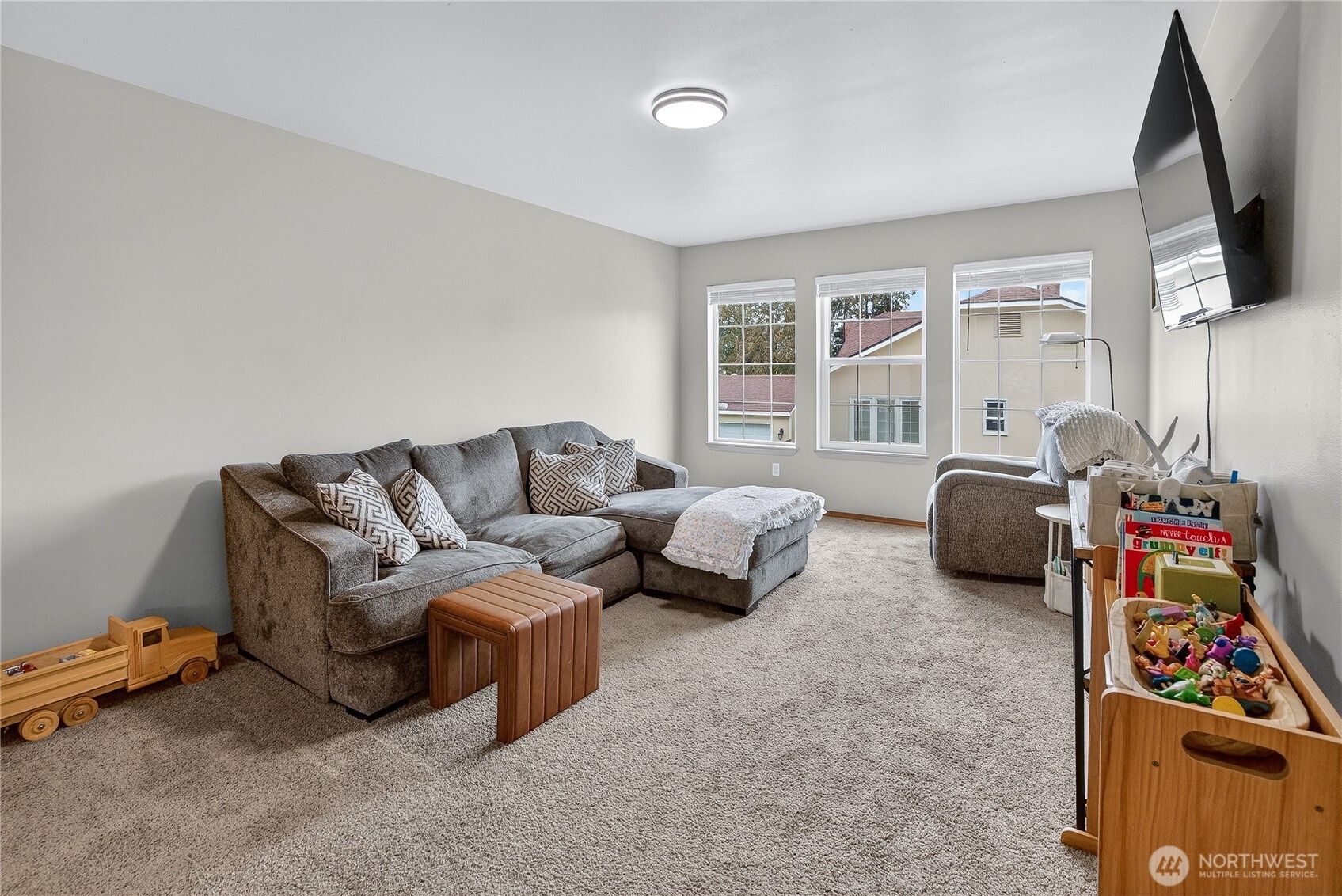 1506 Historic Lane Wenatchee, WA 98801 - Photo 9 of 28 a living room with furniture and a flat screen tv