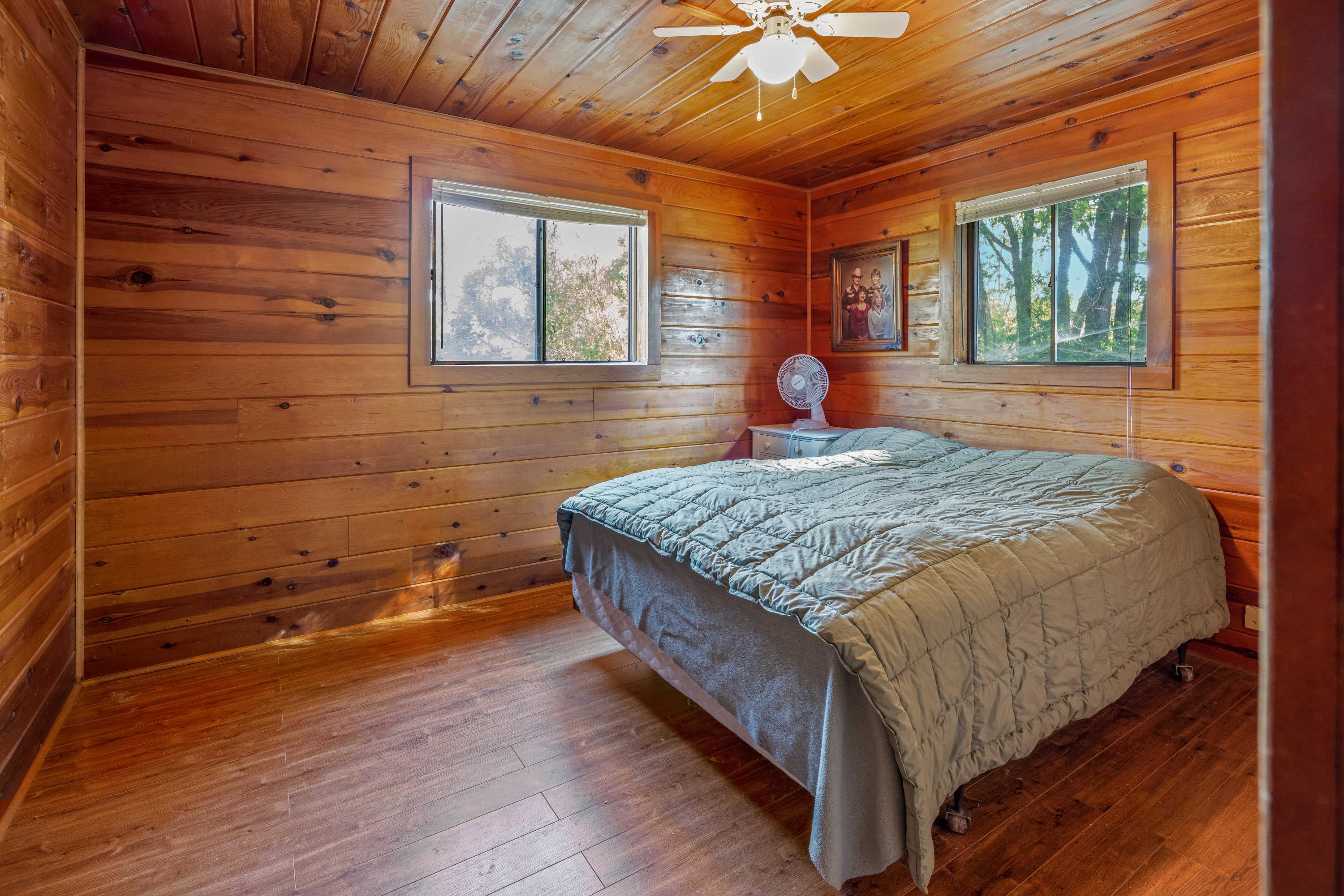 40 Lake Creek Lp Road Eagle Point, OR 97524 - Photo 29 of 70 a bed sitting in a spacious bedroom next to a window
