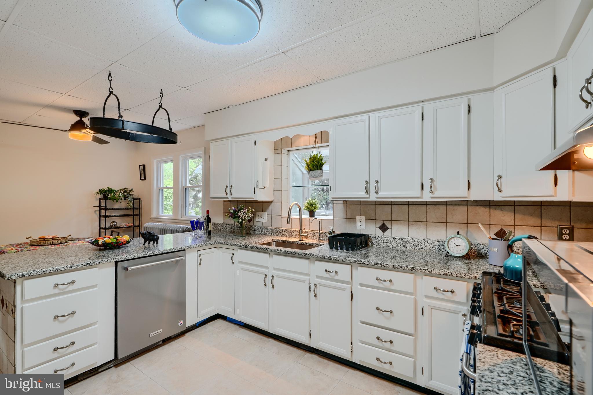 224 Mallow Hill Road Baltimore, MD 21229 - Photo 19 of 52 Expansive kitchen with Granite countertops