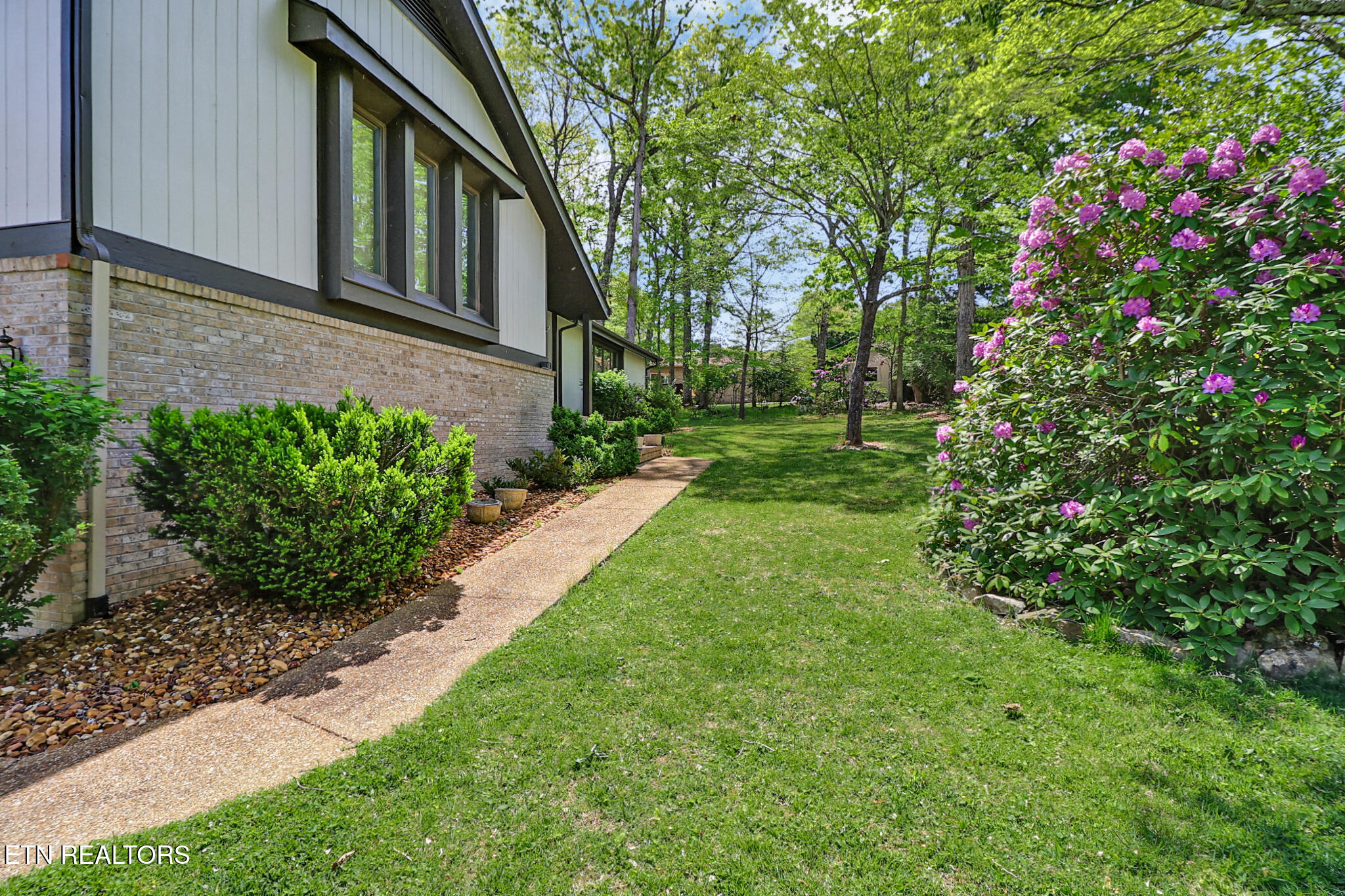 12 Ridgecrest Circle Crossville, TN 38558 - Photo 3 of 52 FRONT WALKWAY