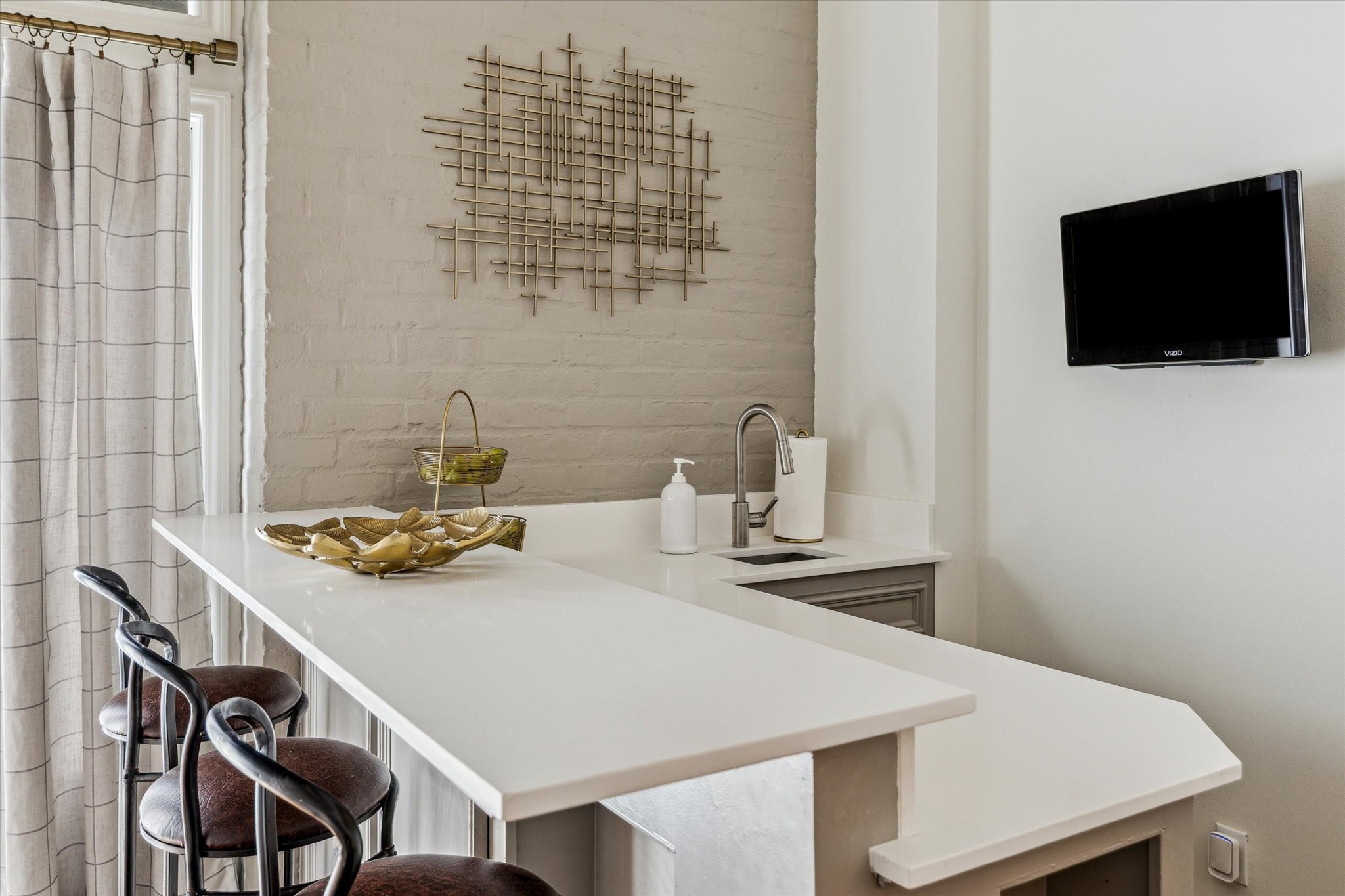 7523 Del Monte Drive Houston, TX 77063 - Photo 28 of 41 a view of a dining room with furniture