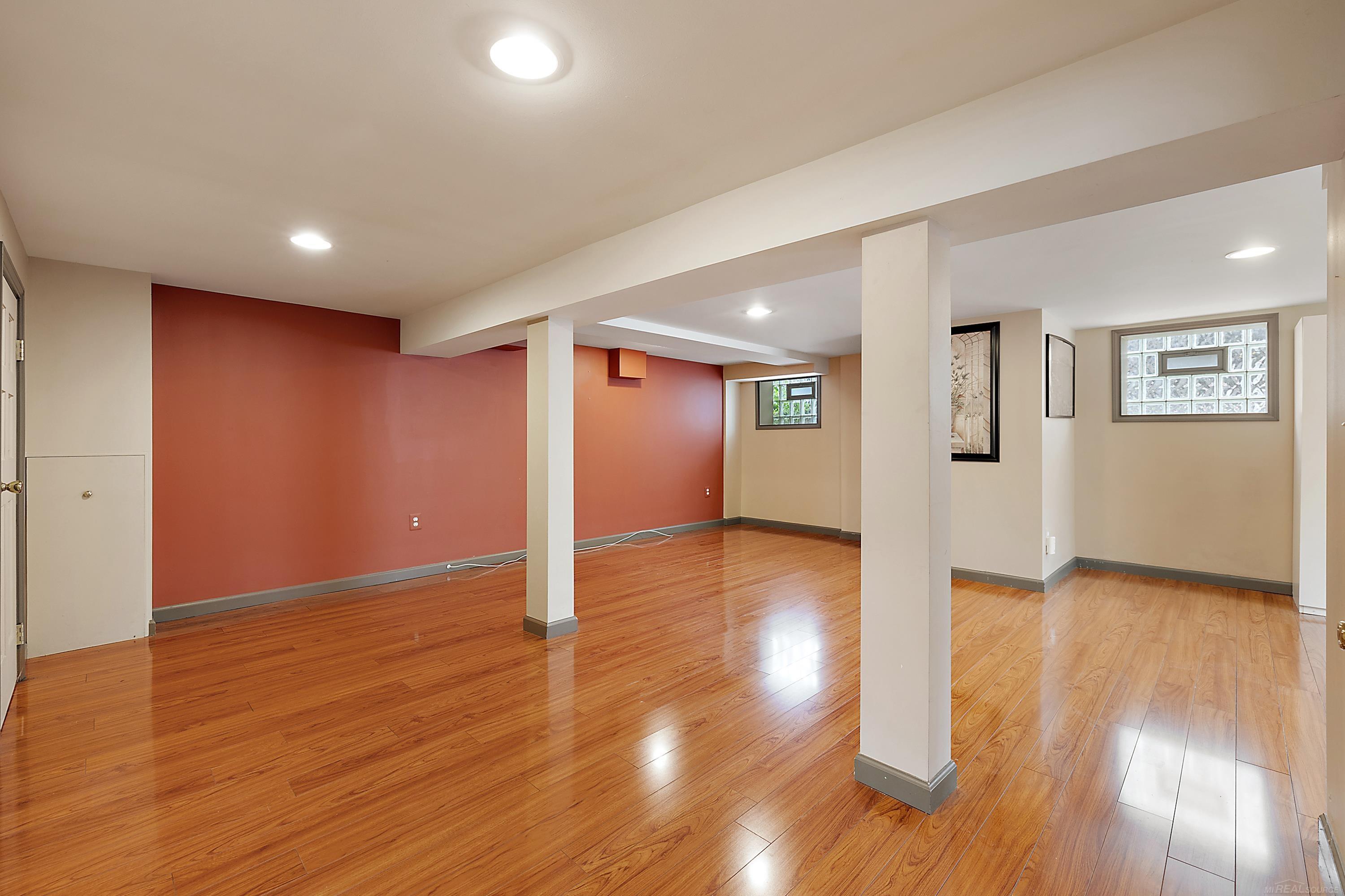 1371 Bedford Road Grosse Pointe, MI 48230 - Photo 32 of 44 50124154-33.JPG
