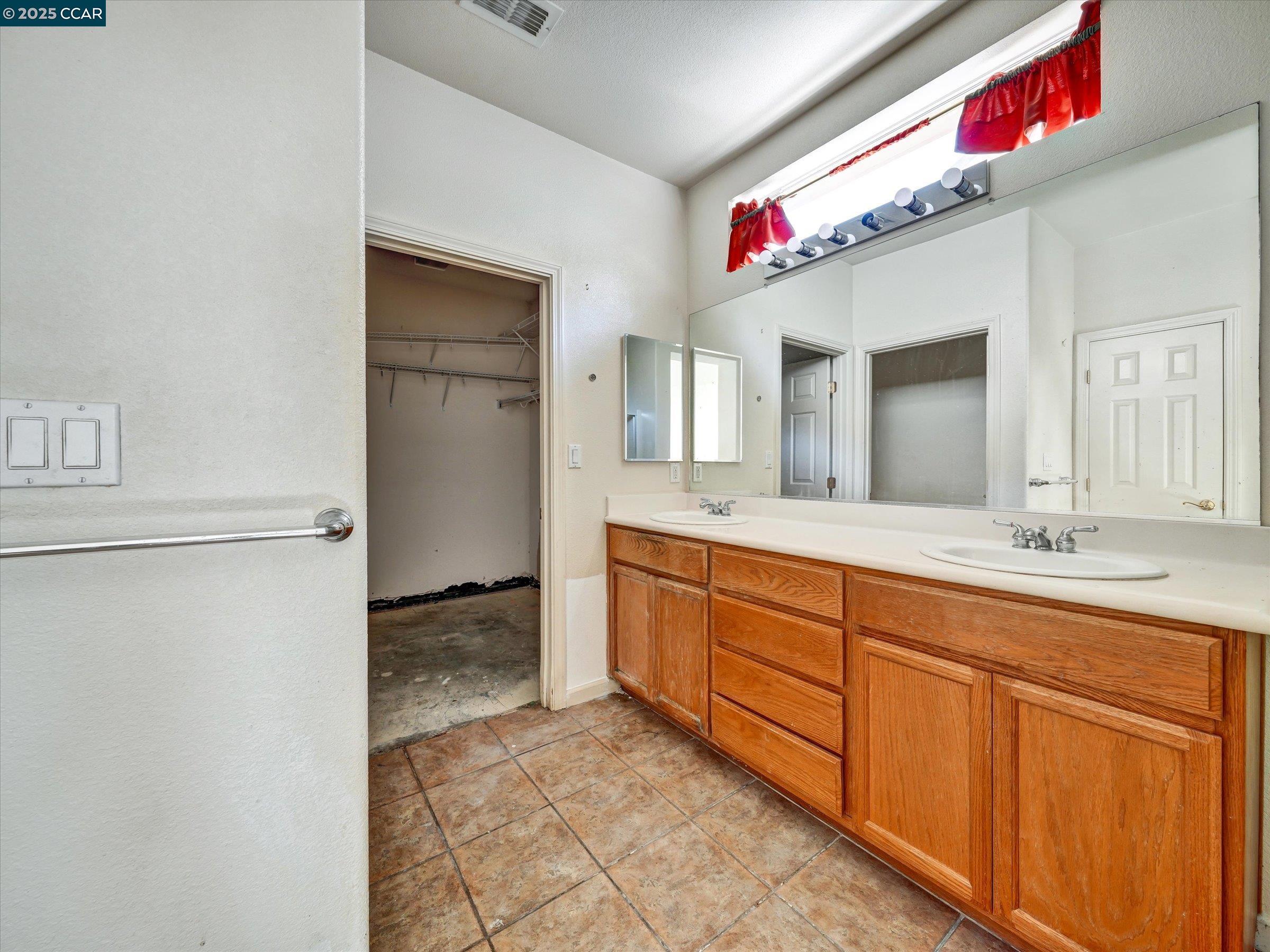 329 Brockton Place Rio Vista, CA 94571 - Photo 17 of 29 a bathroom with a sink vanity and mirror