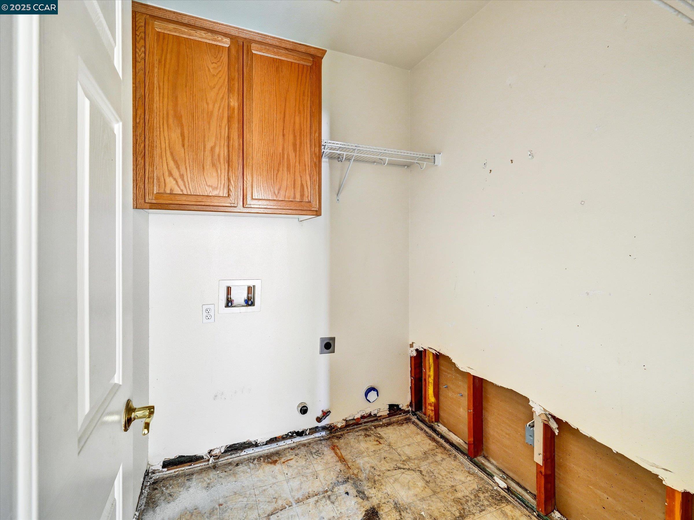 329 Brockton Place Rio Vista, CA 94571 - Photo 18 of 29 a view of a room with wooden floor and small window