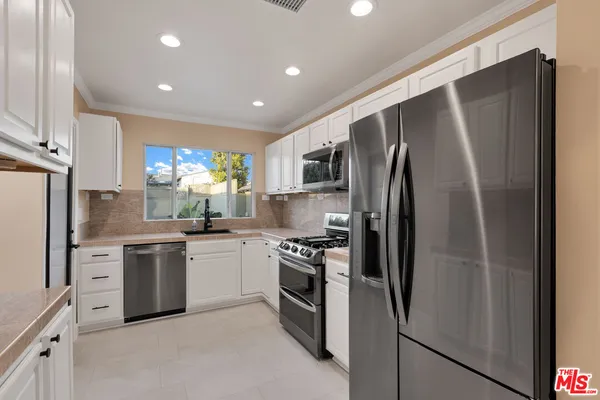 $6,000 | 6677 West 88th Street, Los Angeles, CA 90045