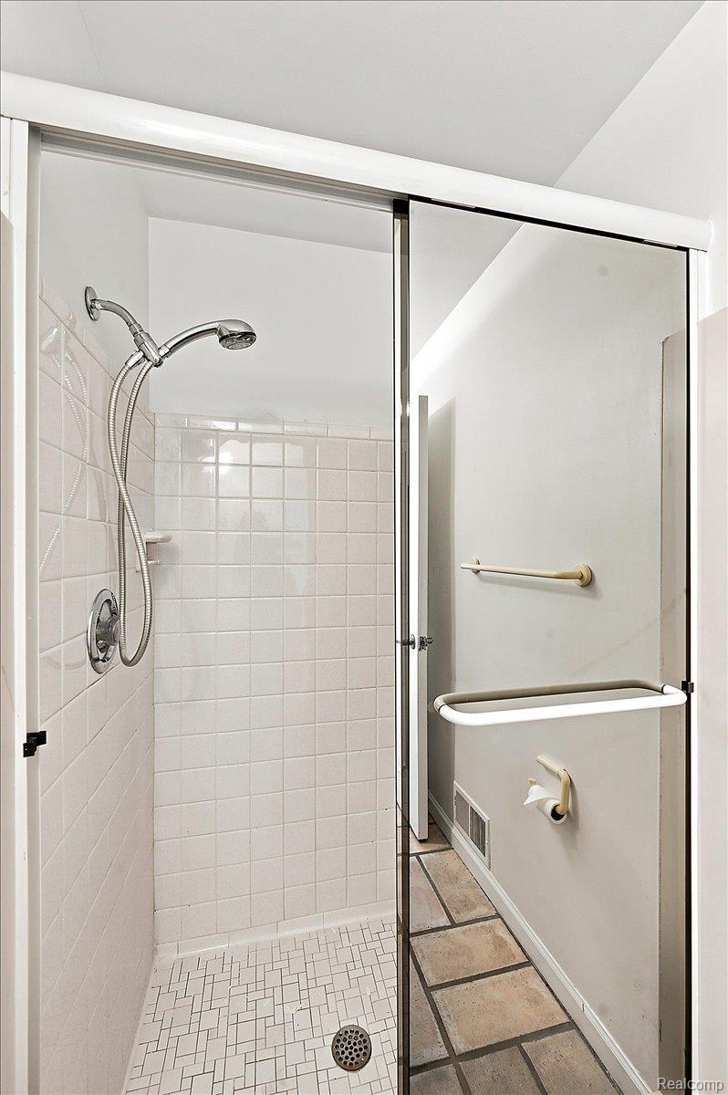 980 Sandhurst Road Bloomfield Hills, MI 48302 - Photo 42 of 75 Full Bathroom #1 Alternate View