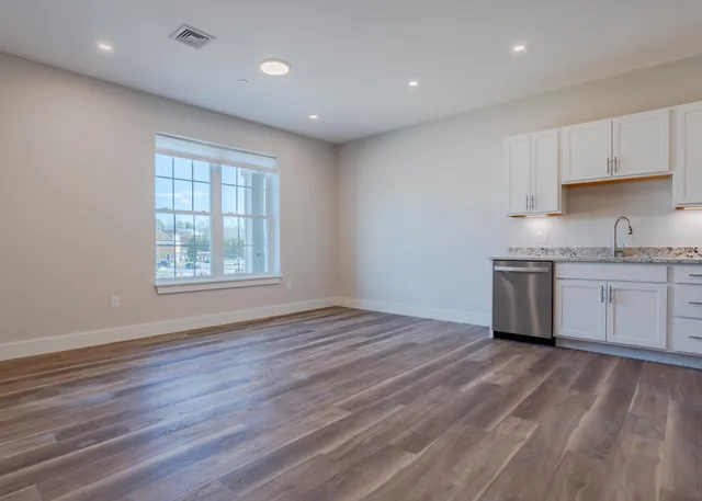 $2,250 | 18 Sullivan Street, Unit 201, Berwick, ME 03901