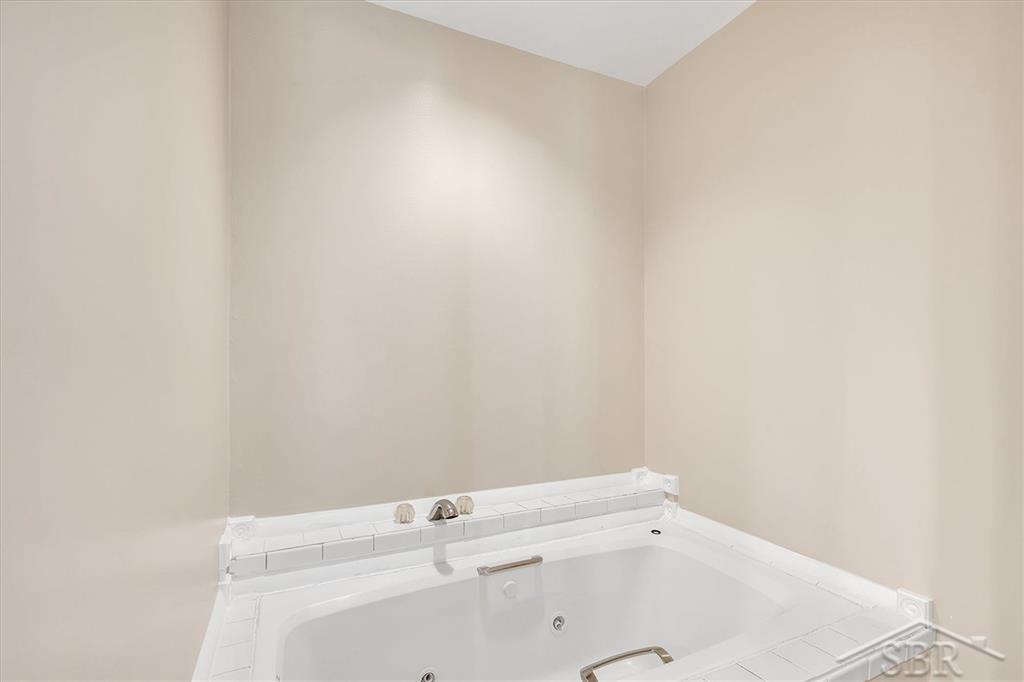 8940 West Coon Lake Road Gregory, MI 48137 - Photo 28 of 56 50052854-27.JPG