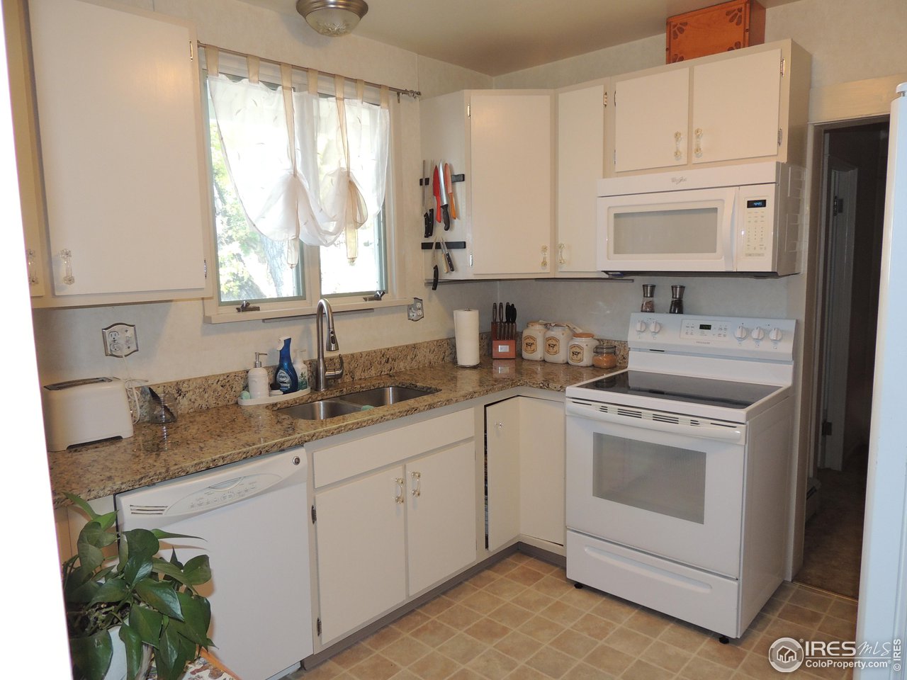 3920 Northeast County Line Road Erie, CO 80516 - Photo 3 of 37 Kitchen