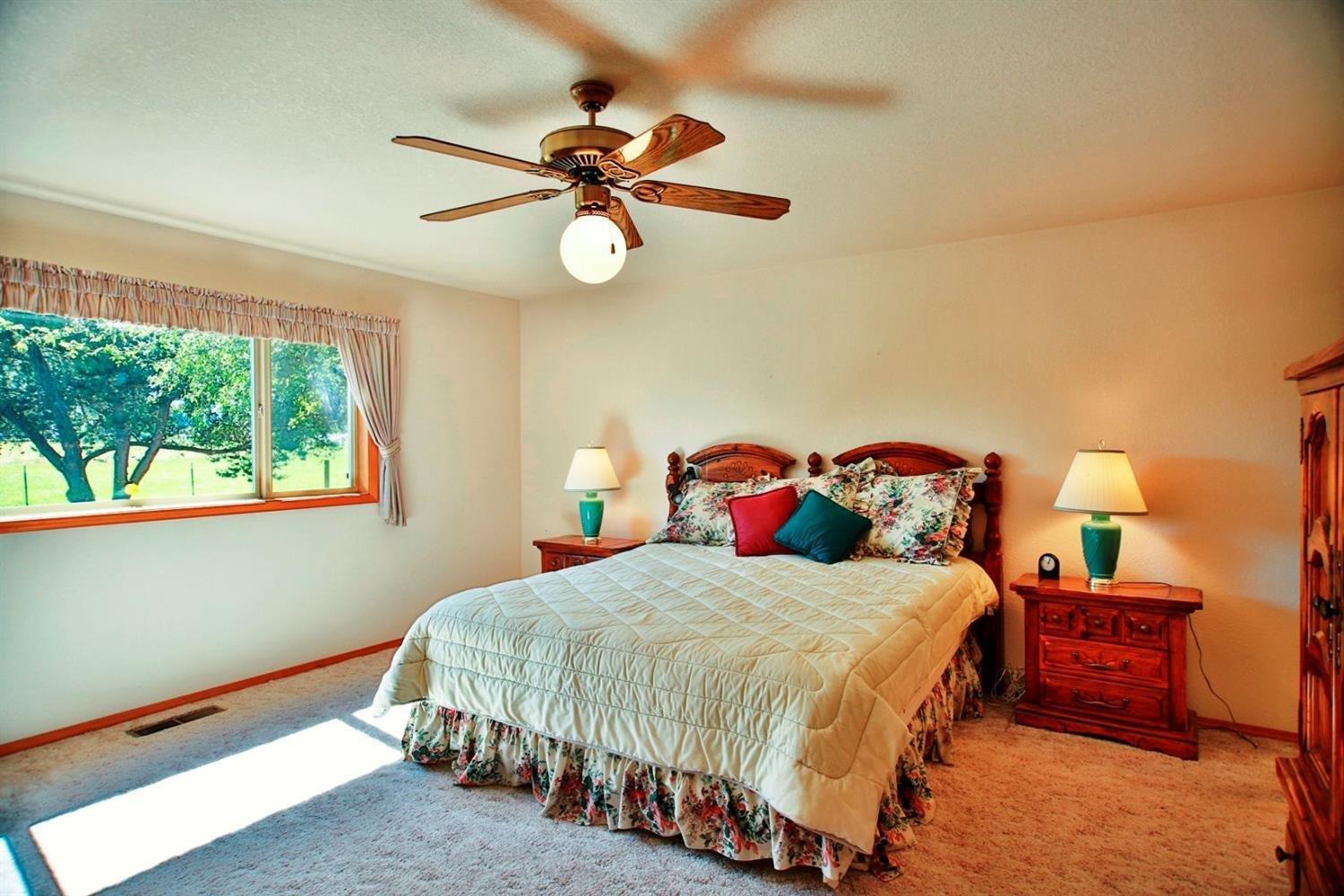 1300 Rounds Avenue Grants Pass, OR 97527 - Photo 17 of 25 Master with king bed and furniture that