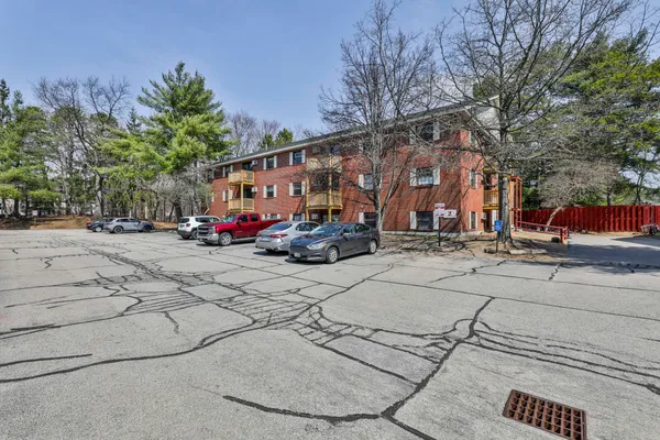 $169,900 | 12 East Side Drive, Unit 14, Concord, NH 03301