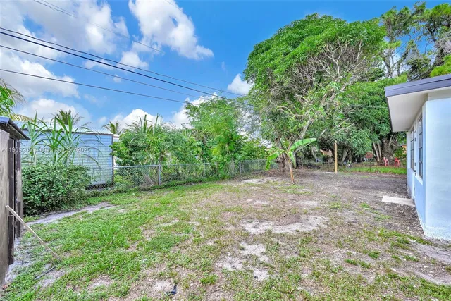 a view of a yard with a tree