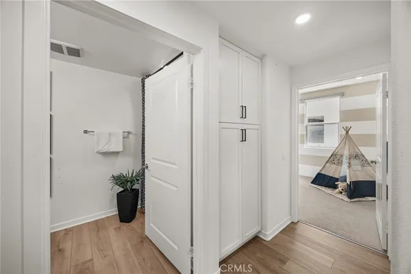 a view of entryway with livingroom