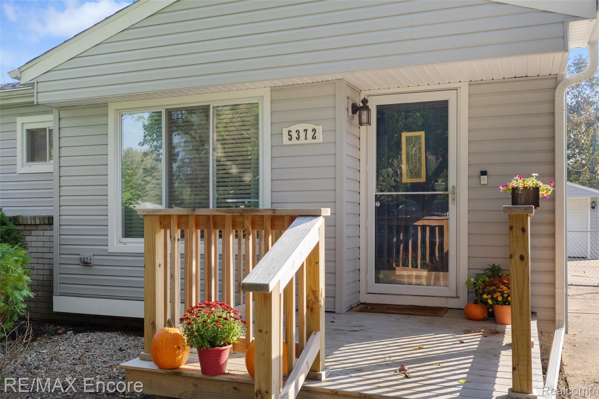 5372 Drayton Road Clarkston, MI 48346 - Photo 3 of 29 Newer deck!
