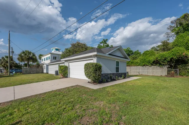 a view of a house with backyard and garden
