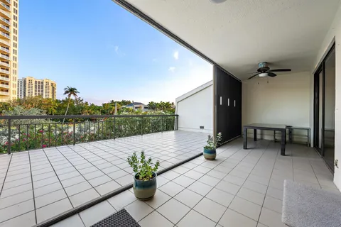 $795,000 | 3970 North Ocean Drive, Unit 6, Singer Island, FL 33404
