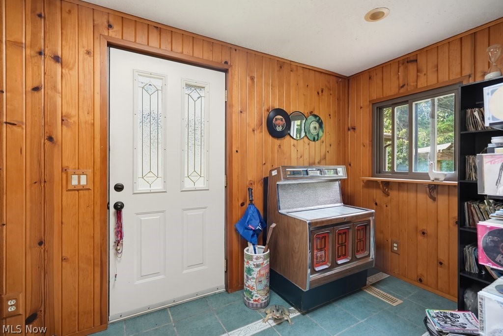 7590 Hickory Road Bedford, OH 44146 - Photo 17 of 32 Mudroom