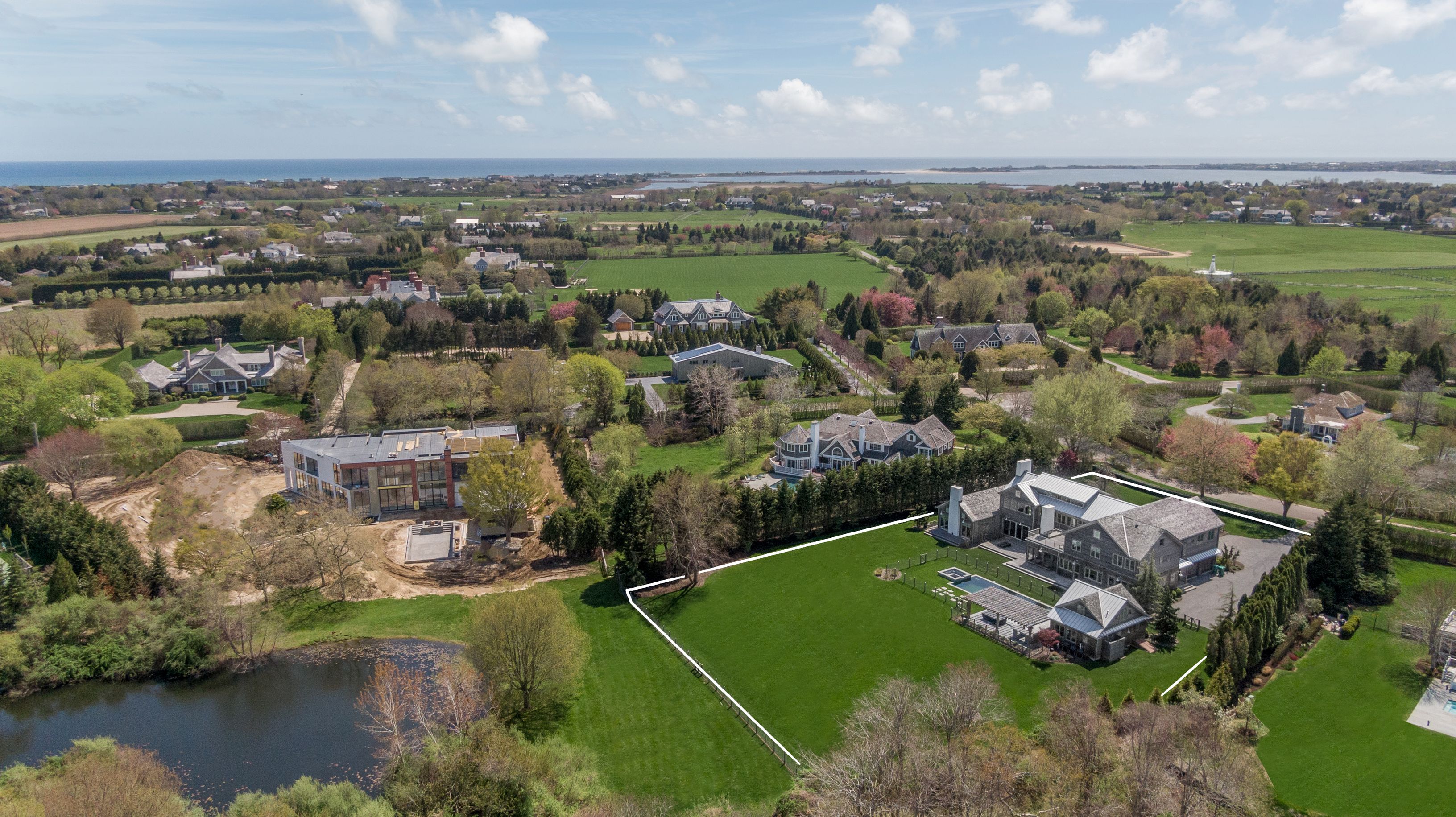 25 Jennifir Lane Bridgehampton, NY 11932 - Photo 7 of 44 an aerial view of multiple house