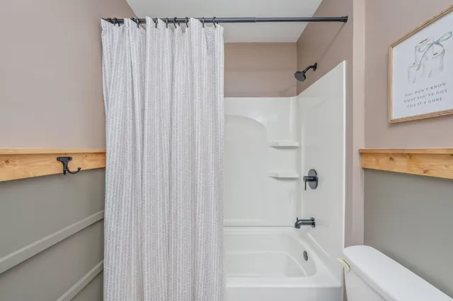 a view of a livingroom with a workspace