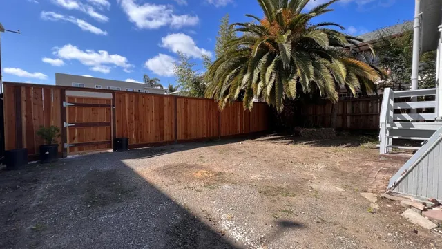 a view of a backyard