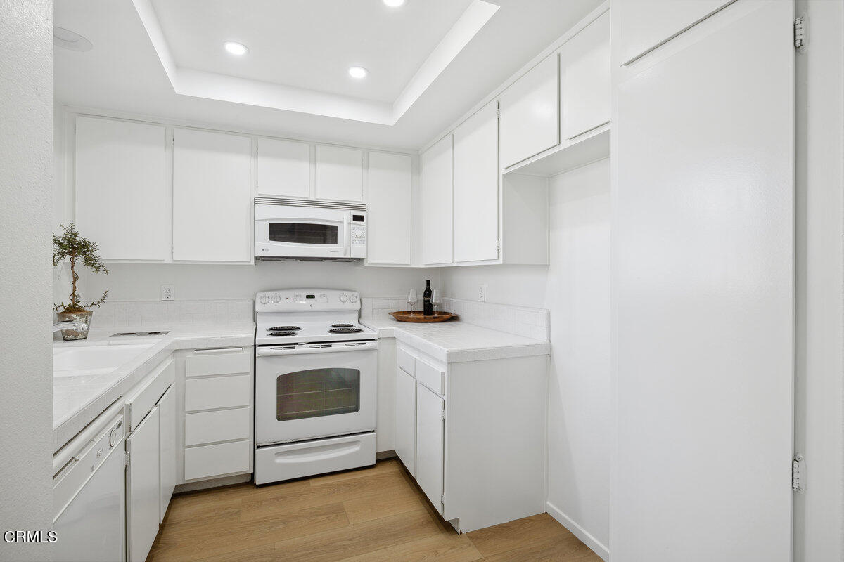 3064 Sunset Lane Oxnard, CA 93035 - Photo 4 of 50 025_cjp_1456_932