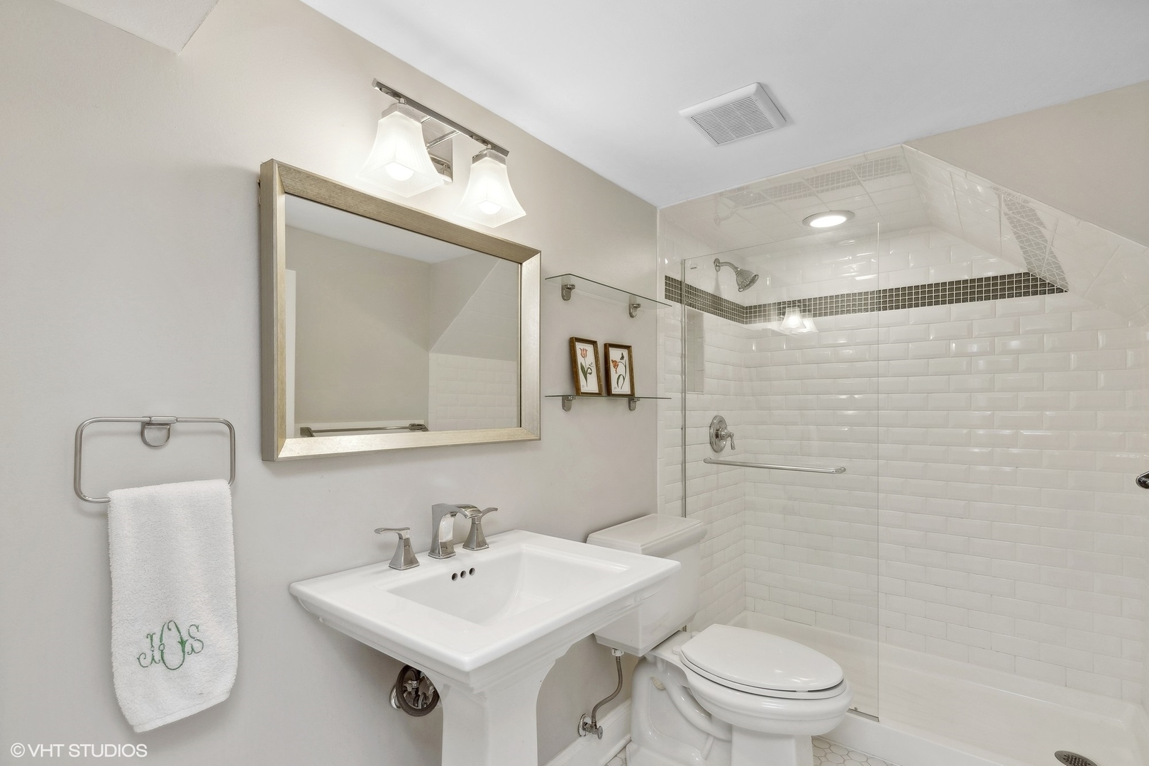 660 Northmoor Road Lake Forest, IL 60045 - Photo 17 of 24 a bathroom with a toilet sink and mirror